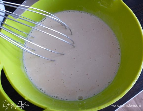 Пока яблоко запекается в духовке, готовим тесто. Соединяем яйца, молоко, муку, имбирь, соль и оставшиеся 2 ст.л сахара. Взбиваем венчиком до однородности. Тесто получается жидким, как на блины.