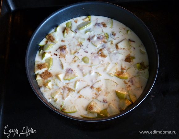 Выливаем тесто в форму к яблокам. Запекаем еще 25-30 минут до золотистого цвета. Готовый пирог-блин посыпаем сахарной пудрой.
Приятного аппетита!