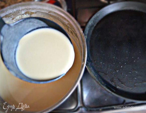 Пожарьте блины до подрумянивания. Перед первым блином я всегда смазываю сковороду растительным маслом, ну а уже потом нет в этом необходимости, так как в состав теста входит 1 ст. л. растительного масла и этого достаточно, чтобы блины не прилипали и снимались со сковороды без проблем. 