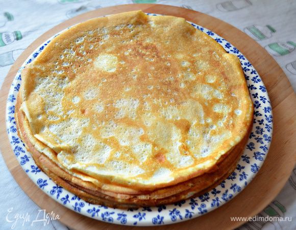 Испеките 8 блинчиков. Они получаются очень нежными и вкусными. Можно, конечно, на этом этапе и остановиться и скушать их со сметаной или любимым джемом.