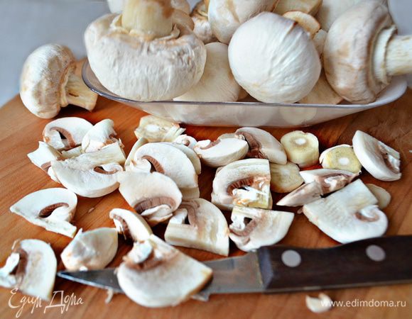 Шампиньоны помойте, почистите и нарежьте пластинами.