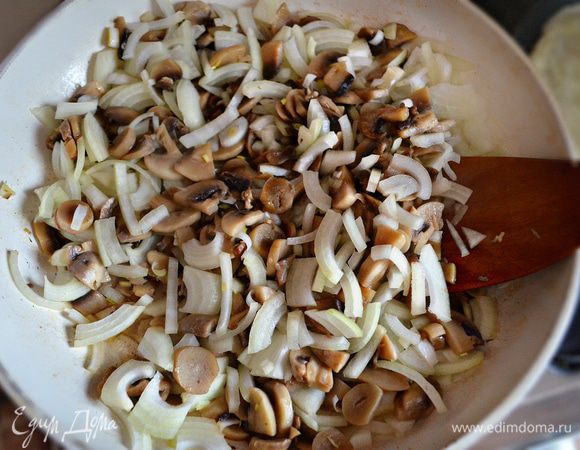 Добавьте к грибам лук и потушите вместе около 7 минут. Посолите, поперчите. Добавьте сливки и дайте им выпариться.