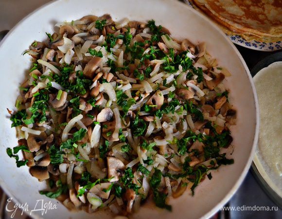 Затем добавьте рубленную петрушку.