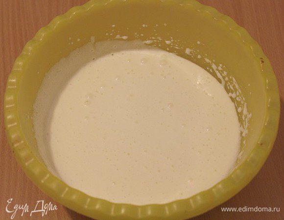 Взбейте яйца с сахаром,