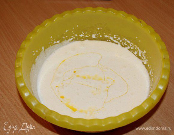 Масло растопите, слегка остудите и добавьте к взбитым яйцам.