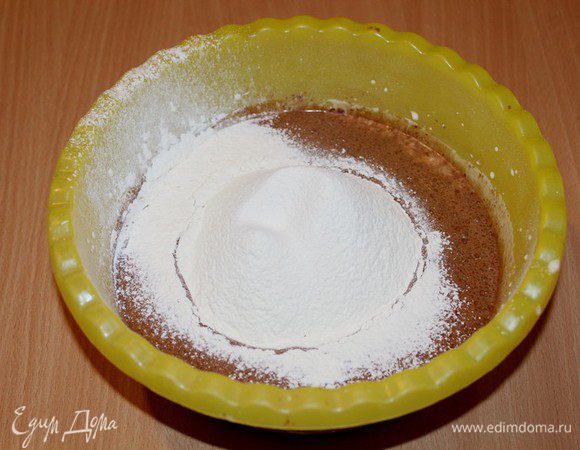 Просейте муку с разрыхлителем.