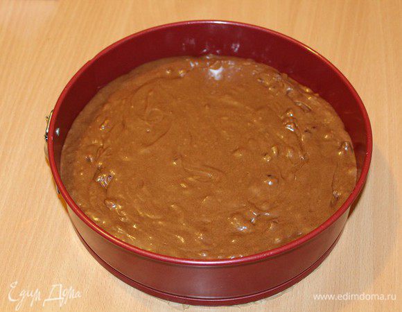 Выпекайте пирог в духовке при 180-200 С в течение 40-45 минут, проверяйте готовность спичкой. 