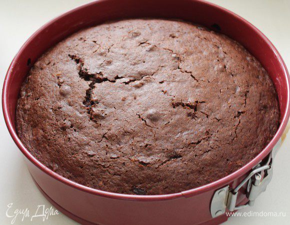 Когда пирог будет готов, достаньте его из духовки и дайте остыть.