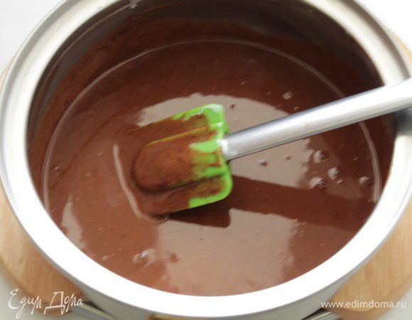 Поломайте шоколад на кусочки, добавьте сливки, нагрейте на плите до растворения шоколада.