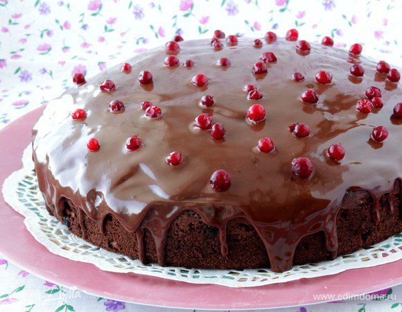 Немного остудите глазурь, затем полейте ею пирог. Украсьте пирог ягодой.