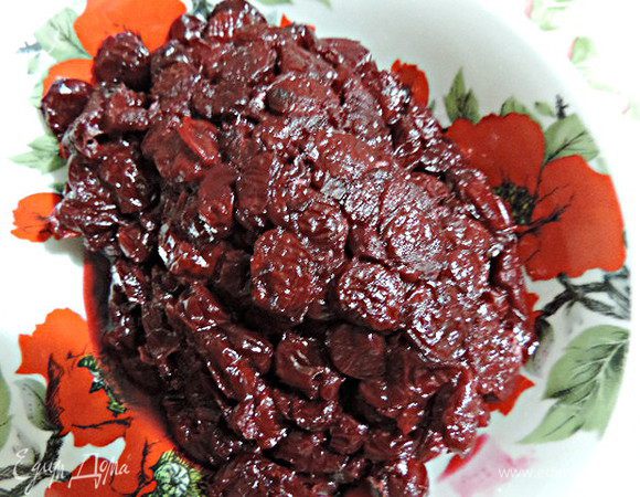 Я оставила вишни остывать в сиропе на ночь, а утром откинула на дуршлаг. Дать жидкости полностью стечь, использовать ее по усмотрению.