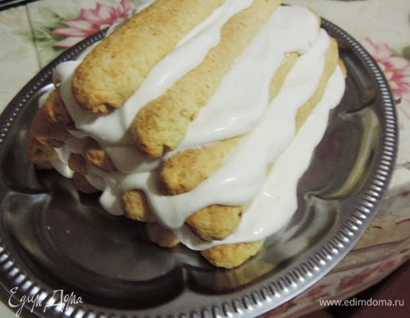 2 трубочки, крем и последняя трубочка.
У нас получился "шалашик" из трубочек, скрепленных кремом.