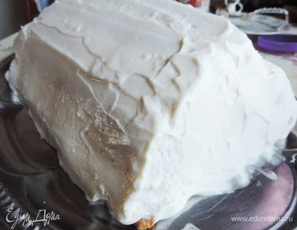 Обмазываем весь домик кремом. Отправляем его на ночь в холодильник.