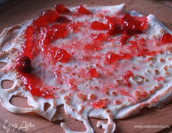 Каждый блинчик намазать конфитюром, скатать в рулет и разрезать на кусочки примерно 4-5 см.