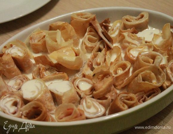 Сливки, сахар, желтки, корицу - взбить.
Залить сливочной смесью блинчики и выпекать в разогретой до 200 градусов духовке 20 минут.