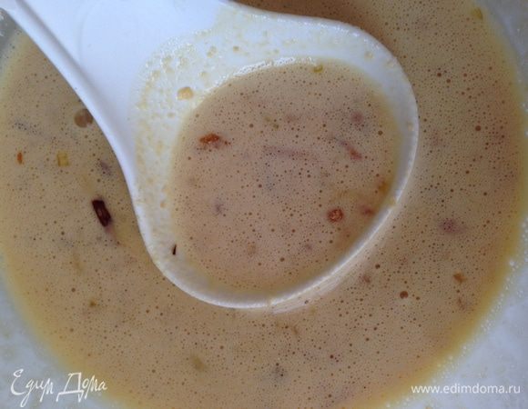 100 мл воды, яйцо, соль и сахар слегка взбить.
Нутовую муку смешать с разрыхлителем и небольшими порциями добавить в яичную смесь. Размешать до исчезновения комочков. Добавить оставшуюся воду.
Желательно дать готовому тесту постоять в течение часа.

Лук мелко нарезать и обжарить на оливковом масле до светло-золотистого цвета. Вместе с маслом добавить в тесто и хорошо перемешать.