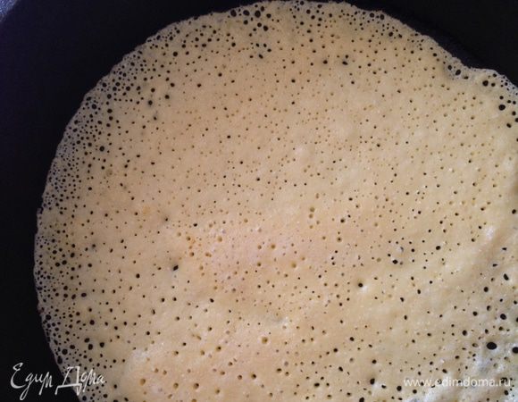 Жарить на хорошо разогретой сковороде (желательно чугунной) на среднем огне по 25-30 секунд с каждой стороны. Блины получаются дырчатыми и пышными. Это первый блин на пробу без лукового припека. Как видите, он совсем не комом:)