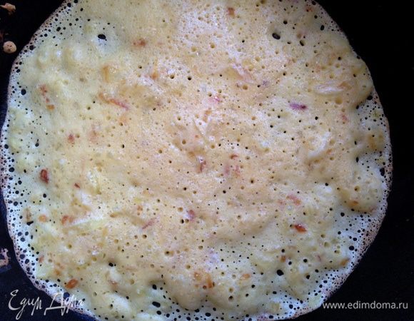 Остальные блины с припеком. Готовые блины складывать в стопку, хорошо промазывая сливочным маслом. 
