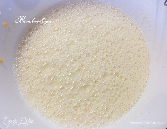 В тесто влить кипяток (примерно 90–95°C) и тщательно перемешать миксером. Добавить растительное масло и еще раз перемешать. Тесто по консистенции получается жиже, чем привычное блинное тесто.