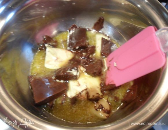 Для начала включаем разогреваться духовку до 180С. Топим шоколад со сливочным маслом на водяной бане, постоянно помешивая и даем немного остыть.