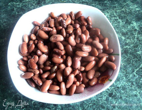 Фасоль замочить холодной водой на 6 часов (воду периодически менять), затем отварить до готовности.