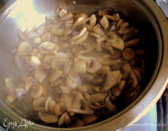 Шампиньоны порезать пластинками и поджарить на растительном масле. 