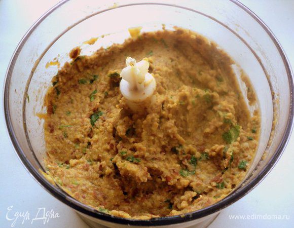 Выложить все в блендер, добавить мелко порезанную петрушку и измельчить до пюреобразного состояния. Охладить. Хранить в холодильнике. Из указанного количества ингредиентов получается 0.5-литровая баночка паштета.
