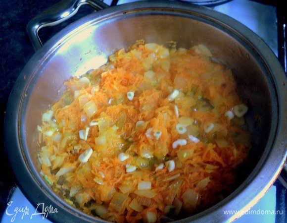 Отдельно пассировать мелко порезанный лук и натертую на терке морковь. В конце пассирования добавить мелко порезанный чеснок.