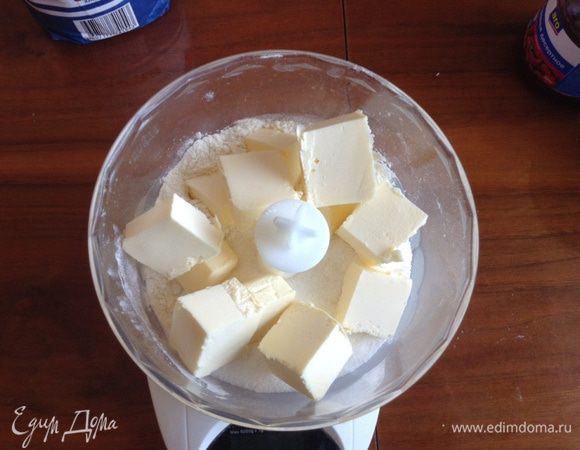 Тыкву запекаем в духовке до мягкости, у меня это заняло 30 мин при 180 градусах (тыква была замороженная). Пока тыква готовится, замесить тесто - смешать муку, сахар, соль и разрыхлитель, порезать сверху холодное масло, порубить ножом или смешать в блендере (мне удобнее второе). 
