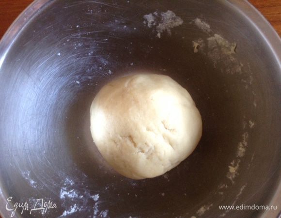 Добавить яйцо, скатать тесто в шар, завернуть в пленку или пакет и отправить на полчаса в холодильник