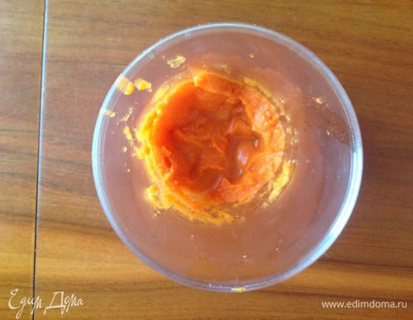 Когда тыква станет мягкой (готовность проверяю вилкой), превратить ее в пюре с помощью погружного блендера. 





