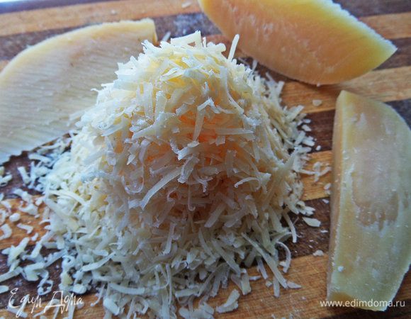 Пармезан (у меня литовский) мелко натираем.