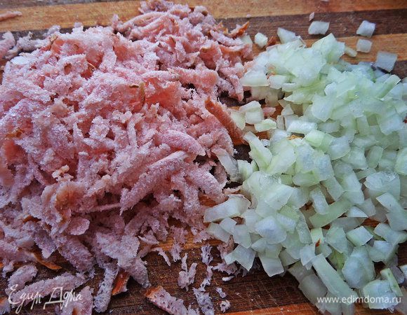 Подготовим припёк. Луковицу измельчаем, а ветчину удобно натереть на тёрке!