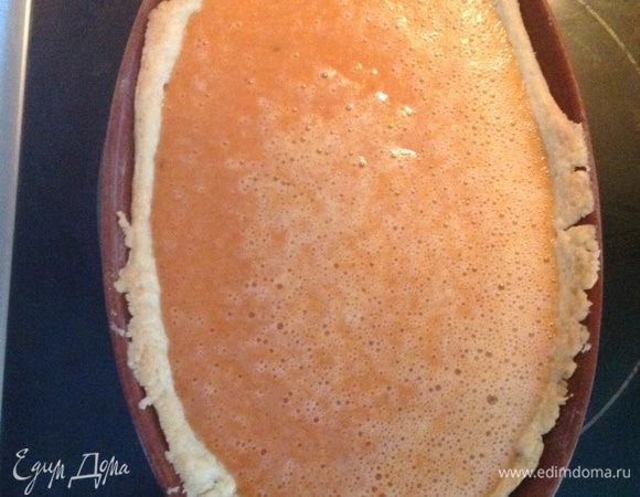 Влить в полуготовую основу тыквенную начинку, поставить обратно в духовку на 40-45 мин (ориентируйтесь на свою духовку). Выпекать до золотистой корочки.