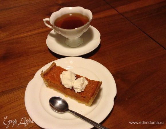 Подавать пирог можно теплым с мороженым или охлажденный со взбитыми сливками. В любом случае - приятного чаепития (или кофепития)!