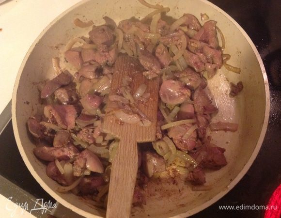 Лук порезать, обжарить до прозрачности. Добавить печень, обжарить до золотистой корочки.