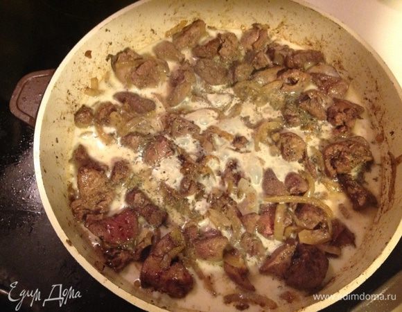 В обжаренную печенку добавить соль, тимьян и влить молоко, огонь убавить и потомить, пока молоко не выпариться на 3/4.