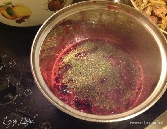 В клюкву добавить сушеную мяту (можно и свежую, но у меня сушеная только). Размешать, дать покипеть пару минут. Всыпать желатин, перемешать, чтобы не было комочков. Затем перетереть все погружным блендером в пюре, дать немного остыть.