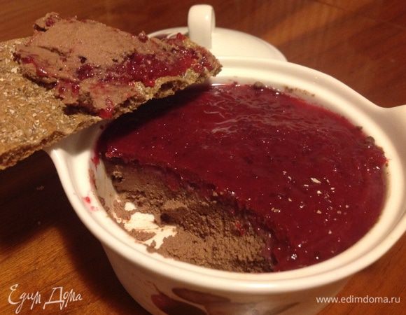 Печенку пюрировать блендером, выложить в форму, сверху выложить желе, дать остыть. Все, паштет готов к употреблению, приятного аппетита!