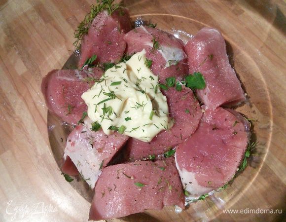 Филе помыть, обсушить кухонным полотенцем, порезать на кусочки высотой приблизительно в три пальца. 