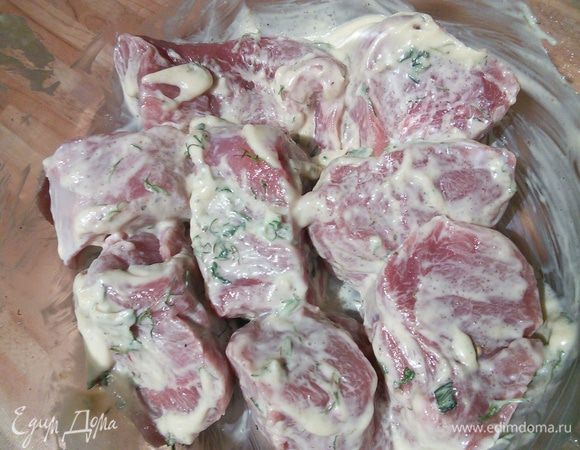 Каждый медальон посолить, поперчить, добавить майонез, зелень и дать постоять несколько часов (при комнатной температуре), можно оставить мясо мариноваться на ночь (в холодильнике). 