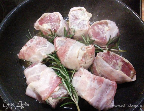 Затем каждый кусочек обернуть в бекон, выложить на сковороду с разогретым маслом, для аромата отложить медальоны веточками розмарина и жарить с обеих сторон на среднем огне до золотистого цвета. Затем отправить в разогретую до 180° духовку на 5 мин. 