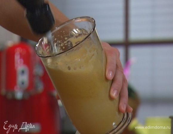 Сахар с яйцами взбить миксером в пышную массу.