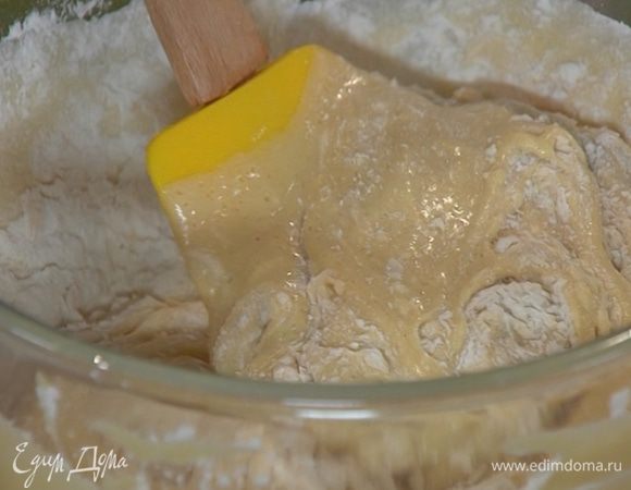 Муку перемешать с разрыхлителем и солью, добавить сахарно-яичную массу и все вымешать.