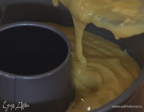 Круглую форму для кекса смазать растительным маслом, влить тесто и равномерно распределить.