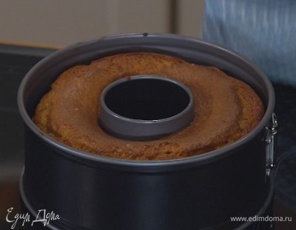 Отправить кекс в разогретую духовку на 20 минут.