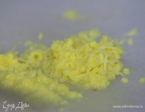 Корень имбиря почистить и натереть на мелкой терке — должно получиться 100 г.