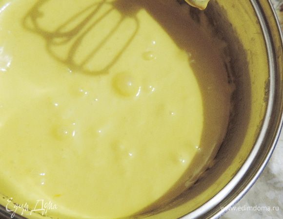 Желтки взбиваем с сахаром и ванилином до посветления и загустения массы.