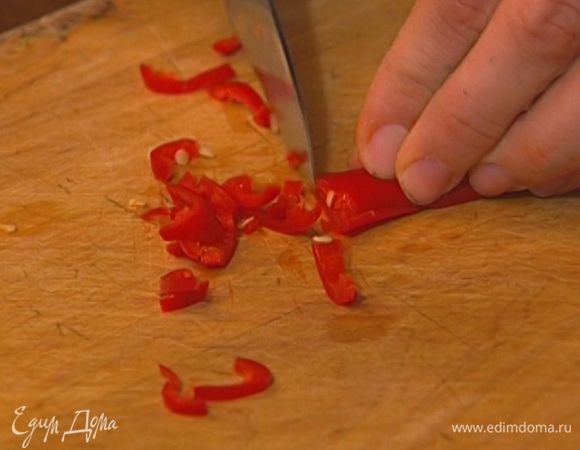 Перец чили, удалив семена, мелко нарезать.