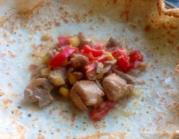 На готовые блины выкладываем начинку и сворачиваем в мешочек, закрутив верхушку. Можно верхушку завязать лепестком зеленого лука, можно просто закрутить в трубочку - как вам больше нравится.